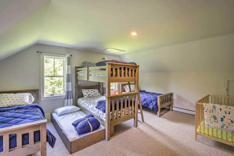 Pet-friendly House w/ Deck - 10 Mi to Stowe Mtn!