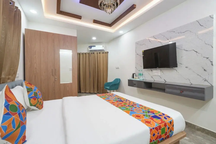 Fabhotel Royal Suites I