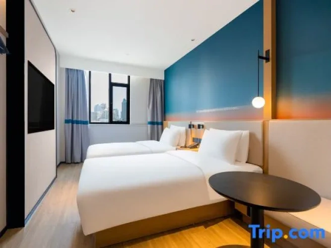 Standard Twin room with park view