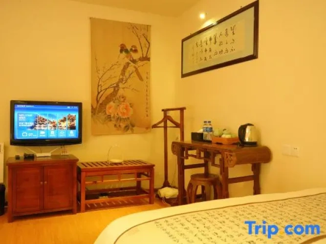 Standard Twin room with courtyard view