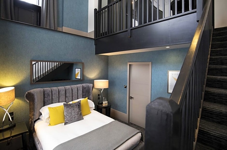 Signature Double Suite
