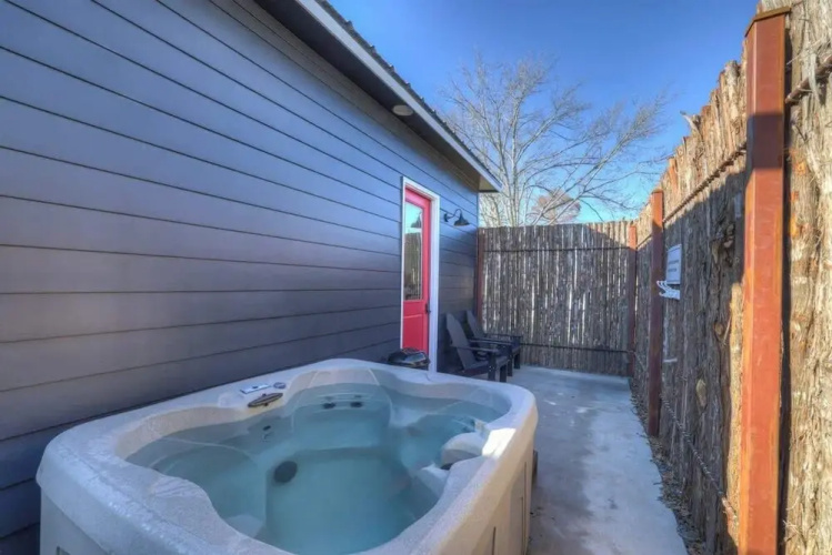 Pop 1: Hot-tub + Close to Main St
