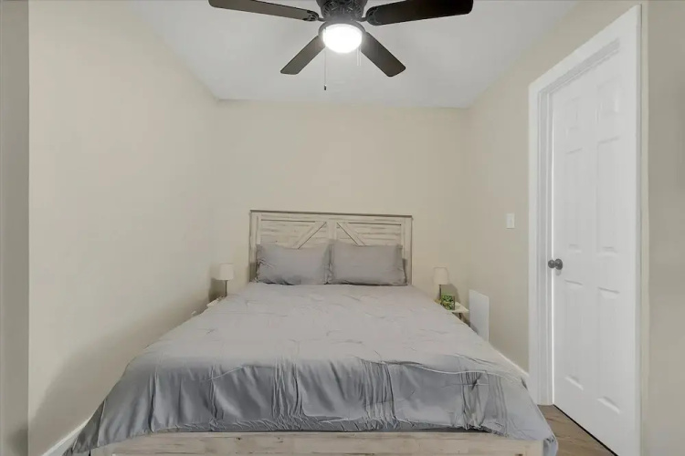 Modern Studio Apartment With Queen Bed