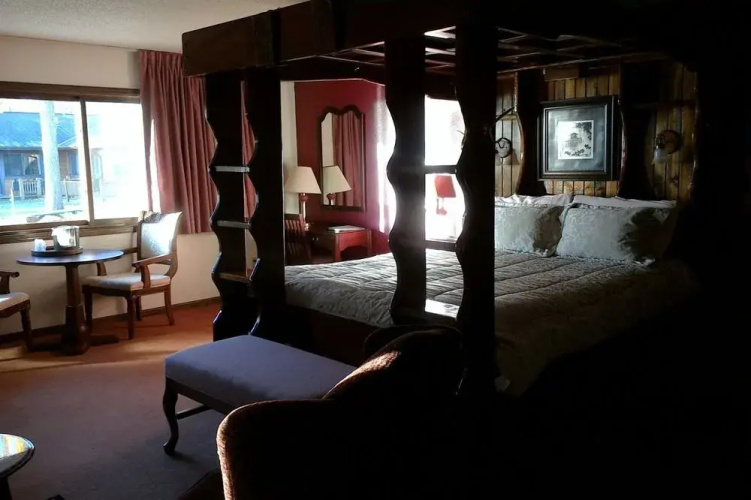 Horseshoe Bay Lodge