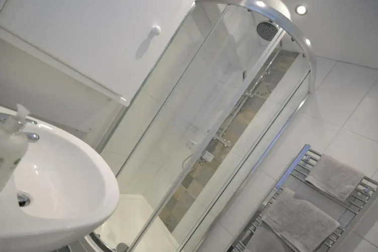 Charming 1 bed riverside apartment
