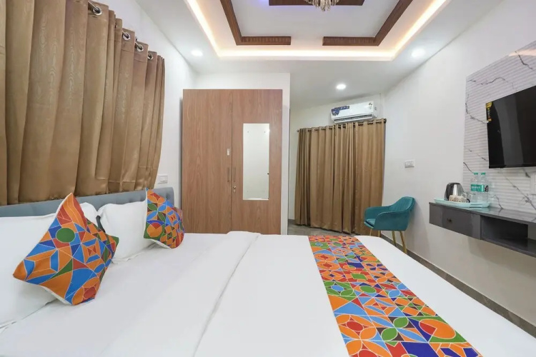 Fabhotel Royal Suites I