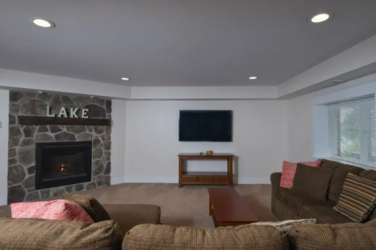 Lake Stone Manor 5 Bedroom House
