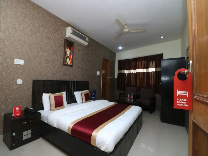 OYO 9848 Hotel Dev Palace