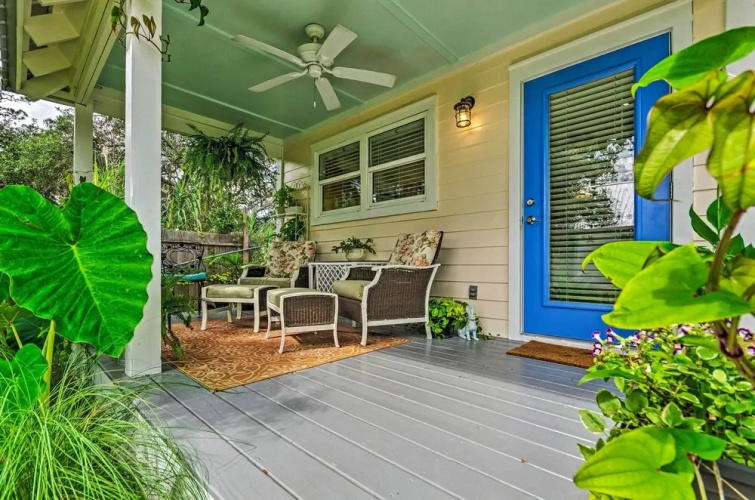 Tropical Studio: 1/4 Mi to Public Beach Access!
