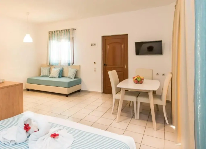 Standard Triple room with garden view