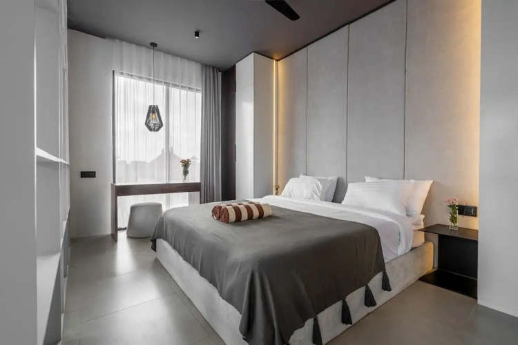 Studio with balcony and with pool view