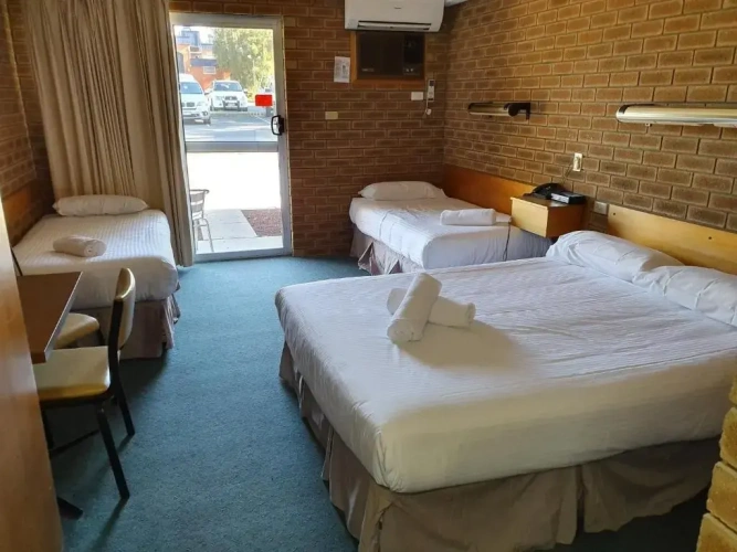 Standard Triple room