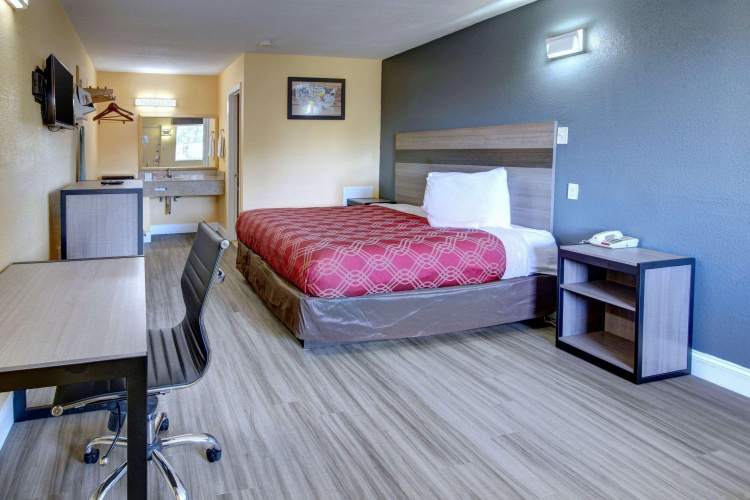 Econo Lodge At Military Circle photo 6