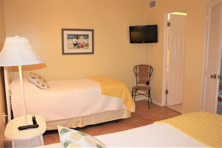Aloha Kai - Unit 20- Beautifully Updated! 2 Bedrooms 2 Bathrooms Apts