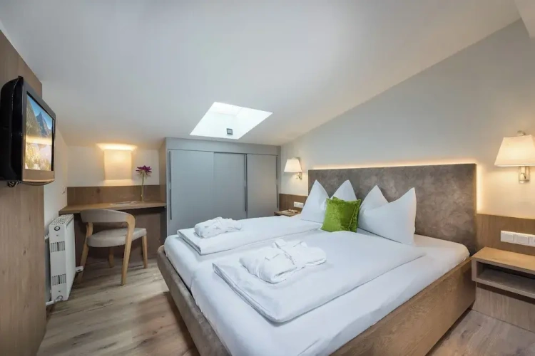 2 Bedrooms Standard Apartment with balcony and with mountain view