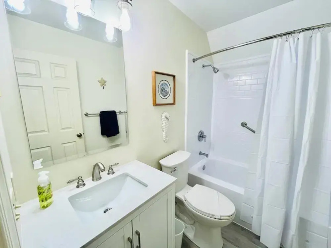King Charles Avenue 404 #4