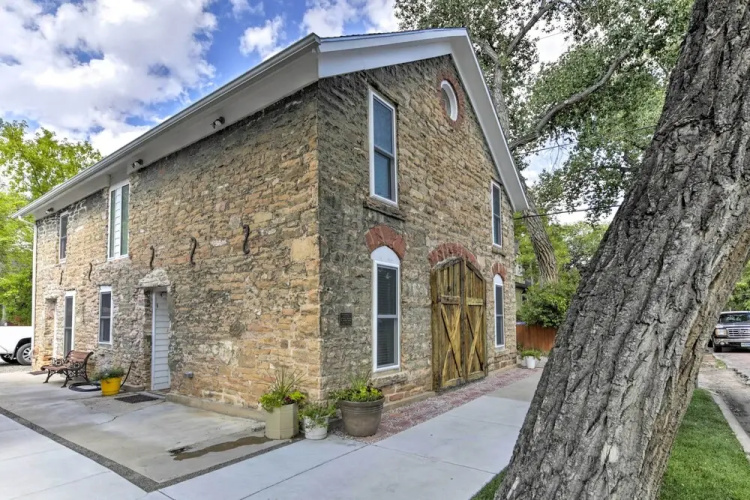 Charming Historic Condo - Walk to Downtown & UW