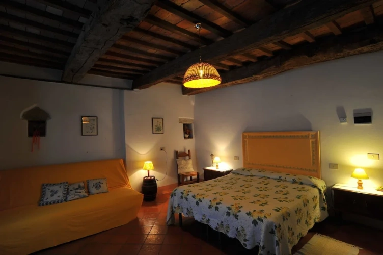 1 Bedroom Classic Triple Basement room