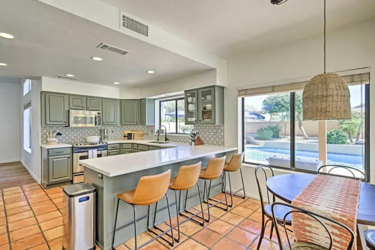 Upscale Phoenix Abode: Walk to South Mountain Park