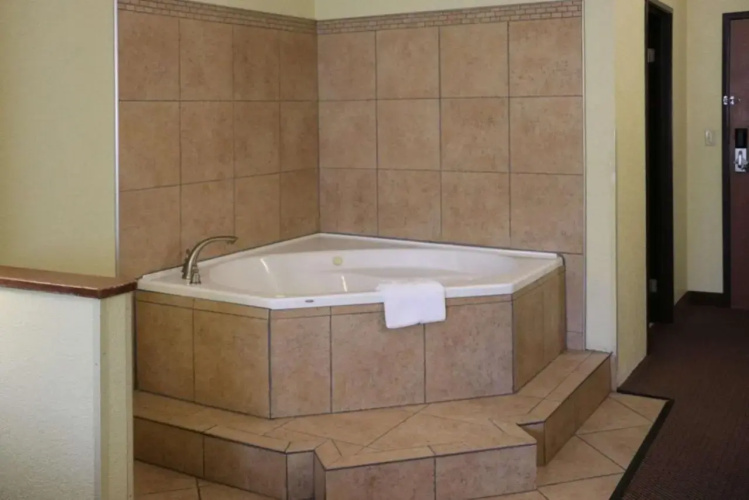Econo Lodge East
