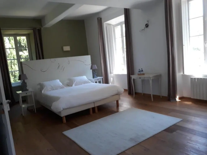 5 Bedrooms Cottage