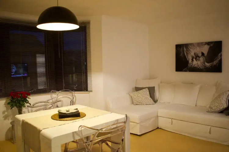 2 Bedroom Central Apartment by Leith Walk