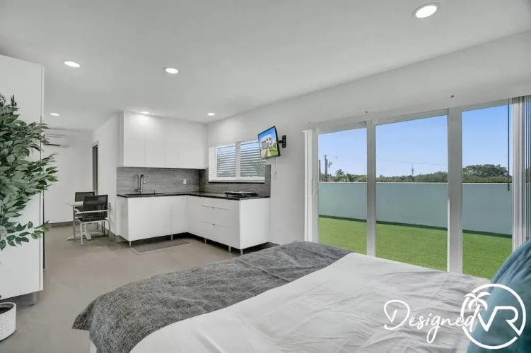 3-storey Home with Beautiful Lake View