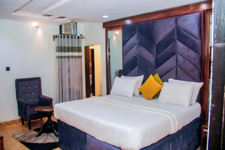 Vic & J Lounge and Hotel