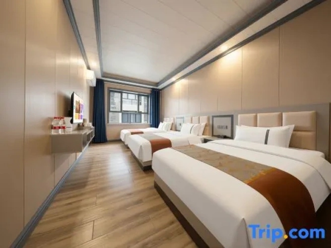 Standard Triple room with courtyard view
