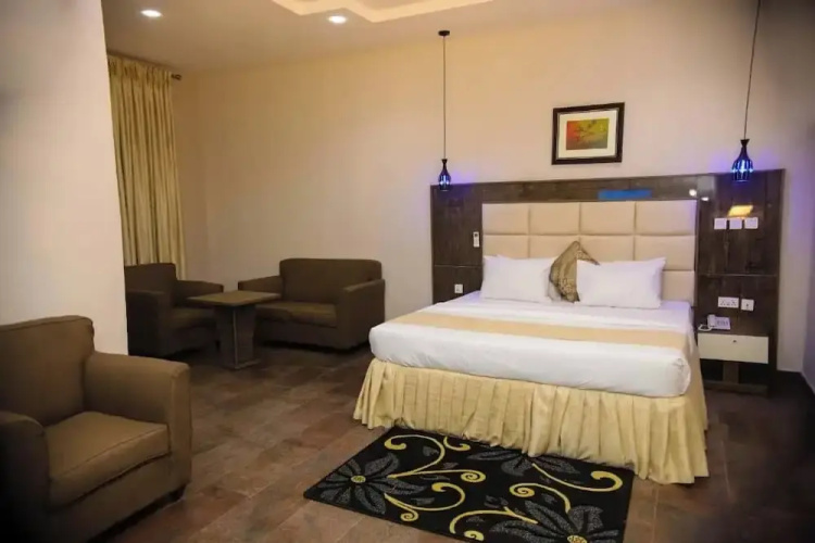 Q Nuts Lounge And Suites