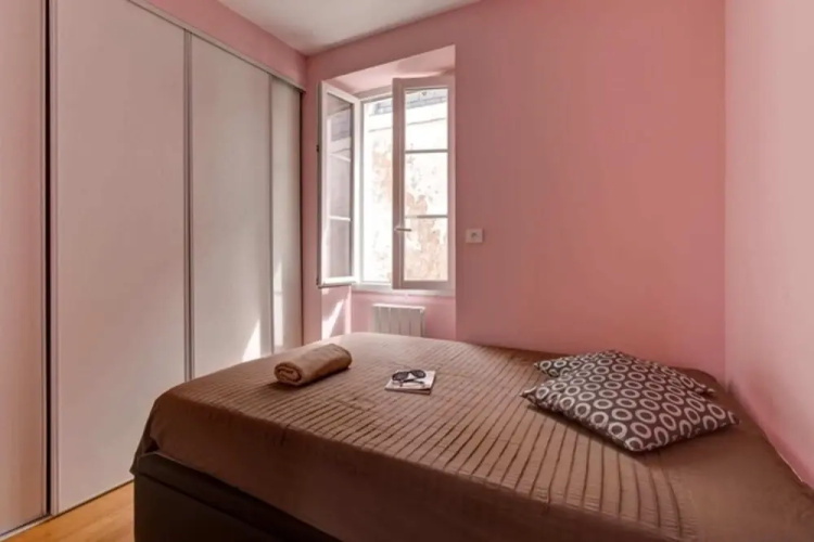 Cozy Apt Near Côte des Basques w/ Parking!