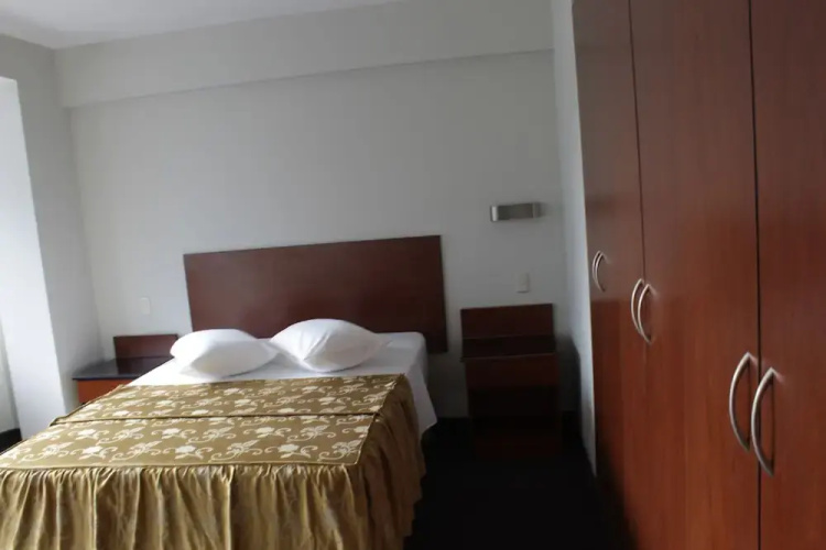 Hotel Bond