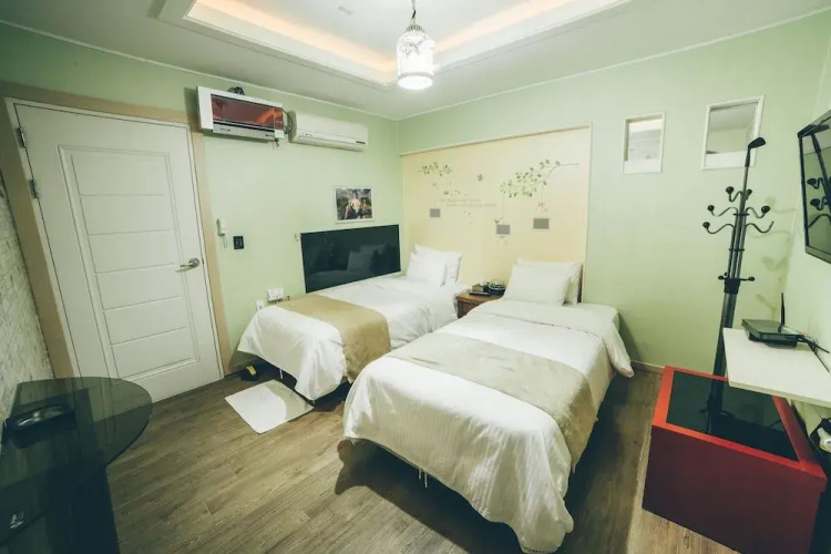 Hole in one Hotel