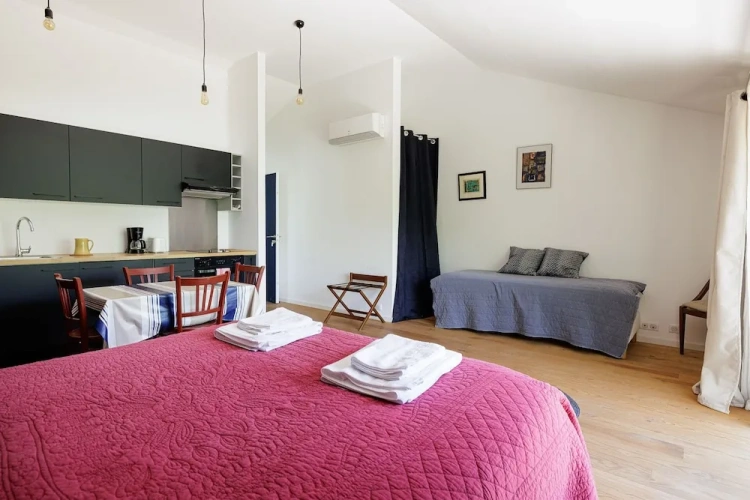 Family Studio with garden view