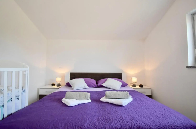 Bright and spacious apartment with grill ***