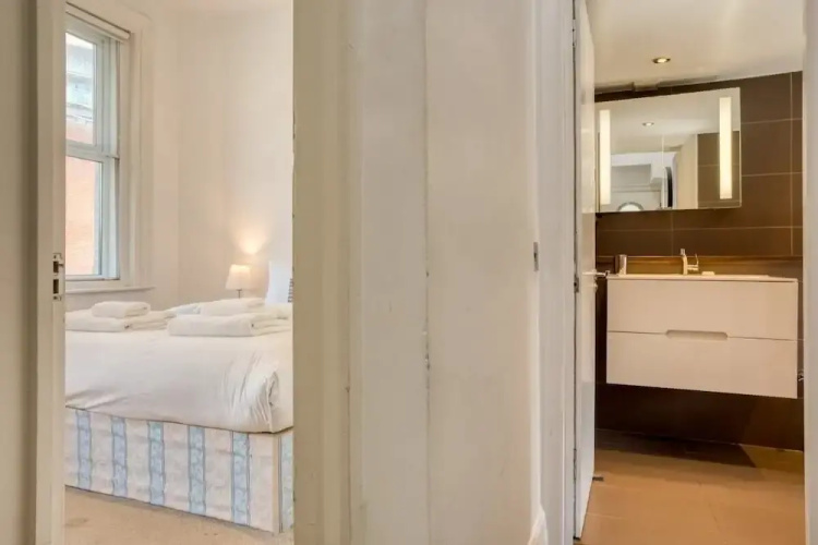 Spacious 2bed for 4p, 2mins to Paddington Station