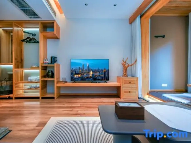 Suite with mountain view
