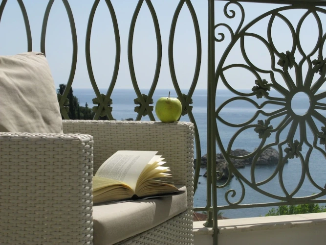 Deluxe room with balcony and with sea view