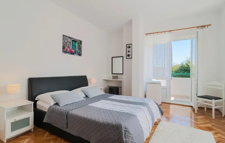 Nice Home in Split With Sauna, Wifi and 7 Bedrooms
