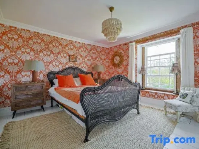 4 Bedrooms Apartment