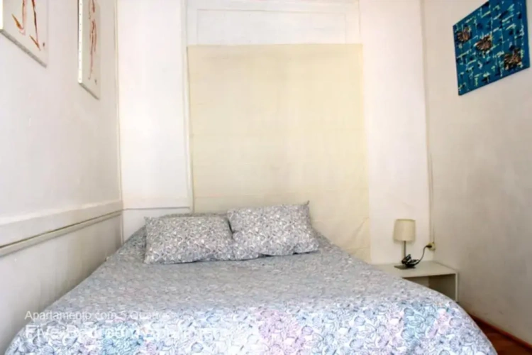 5 Bedrooms Apartment