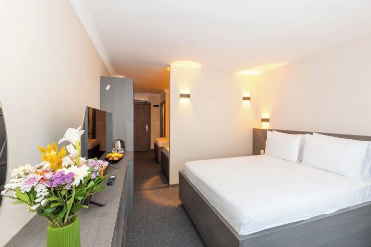 Standard Quadruple room with city view