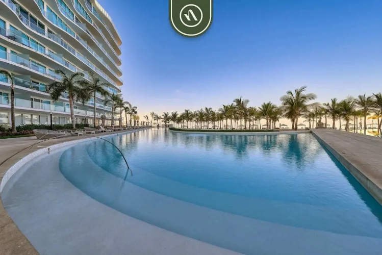 Oceanfront 2BR Condo - Pool - Cevicheria - Beach