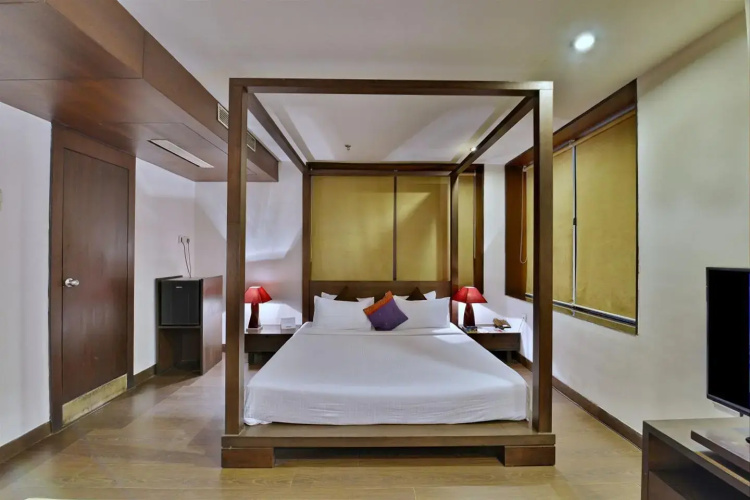 17 Degrees Hotel