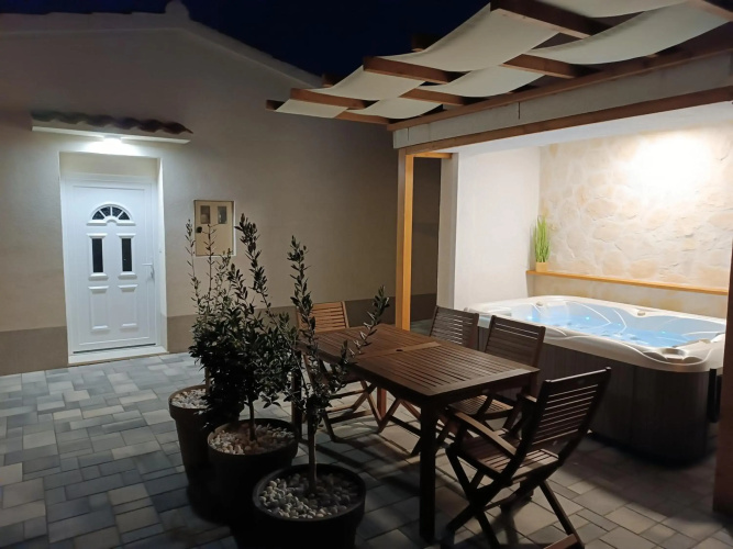 Tonina - house with patio, jacuzzi, free parking