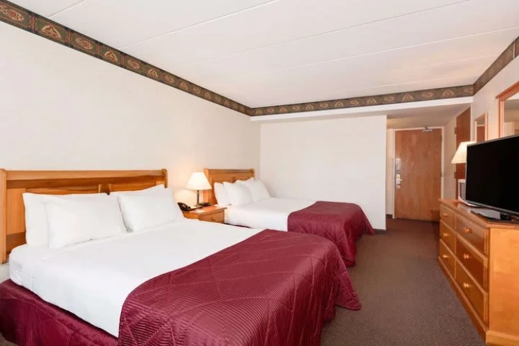 Main Level Quadruple room