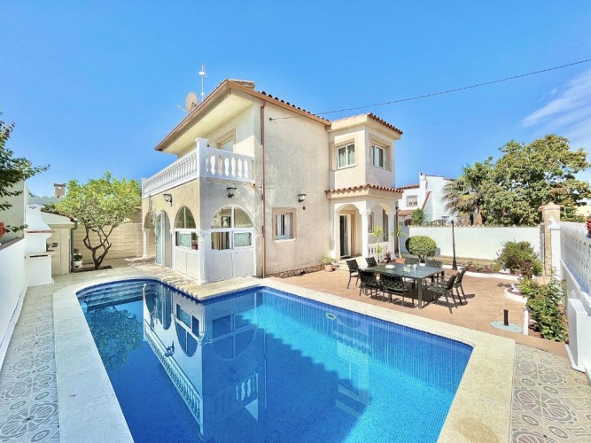 4 Bedrooms Cottage
