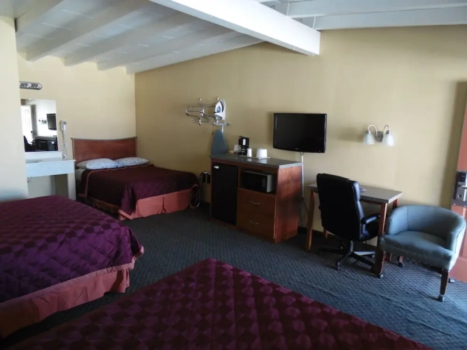 Standard Sextuple Family room