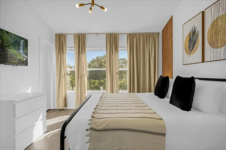 3 Bedrooms - 3 Bathrooms - Windsor Hills 7662 Sr