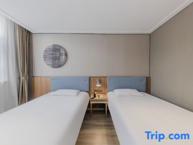 Standard Double room with street view